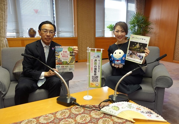 「Kyoto Child Smile（エフエム京都）」の収録に出席する知事