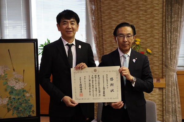 寄附受入に伴う感謝状贈呈に出席する知事