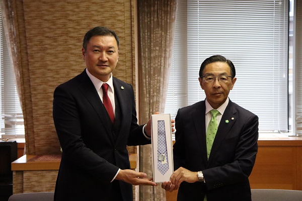 在大阪モンゴル国総領事の表敬訪問に出席する知事
