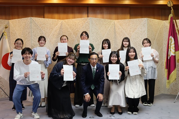 「WE DO KYOTO!ユースサポーター」の委嘱式に出席する知事