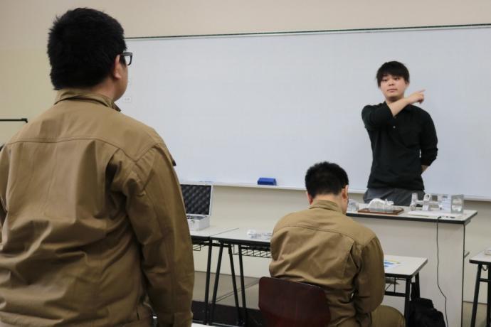 修了生が1年生の質問に答えている写真