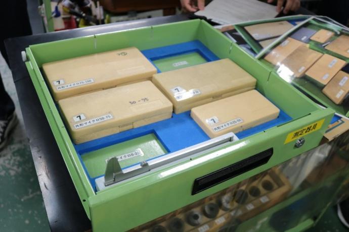 仕切りを作って測定器を簡単に収納できるようにした引出しの写真