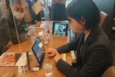 待ち時間は卓上ロボットと会話を楽しむ