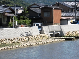 左岸側から見た落書きされた堤防